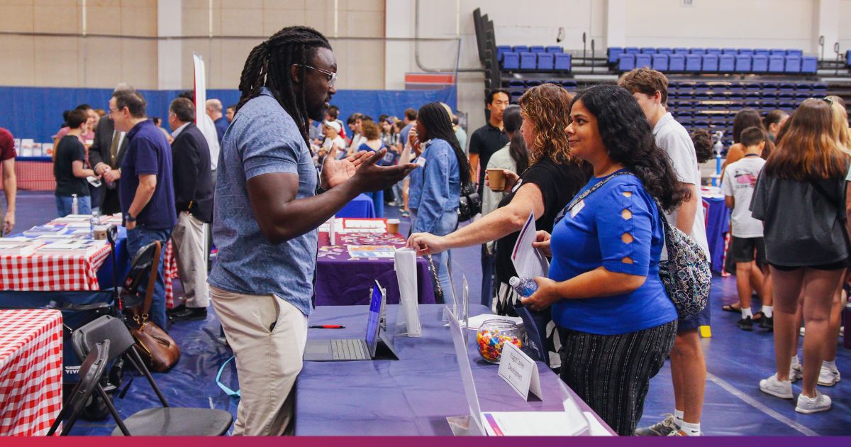 Guest chatting with Kogod School of Business representative at Preview Day.