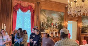 Student tour in the Hillwood House Museum