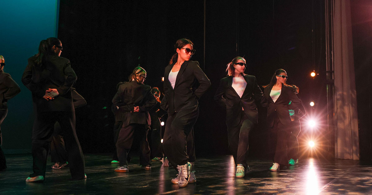AU in Motion on stage, photo by Conny Galvez